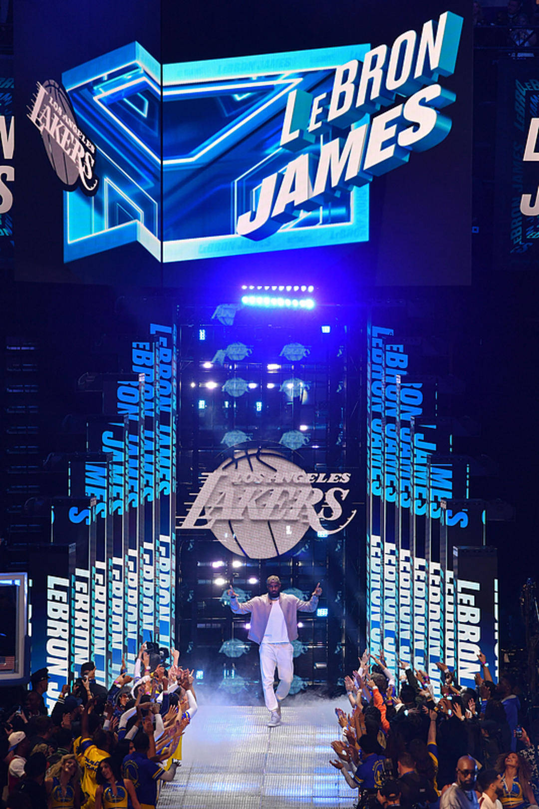 九游官网-詹姆斯在切尔西比赛中夺冠，晋级下一阶段引发热议！观众掌声雷动的简单介绍